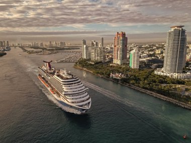 Miami, Florida, ABD - 11 Ocak 2025: Karnaval Sihirli Gemi Yolculuğu. Yaz tatilinde gemi turu. Karnaval yolcu gemisi. Gemi turu ve deniz seyahati. Gemi Miami limanından ayrılıyor..