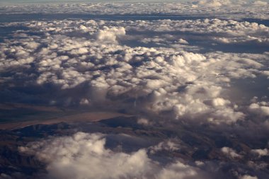 Hava bulutlu gökyüzü manzarası. Uçaktan bulutlu görüntü. Gökyüzü bulutlu. Bulutlu hava manzarası. Bulut ve bulutlu gökyüzü. Bulutlarla kaplı hava bulutlu manzarası. Dramatik bulut.