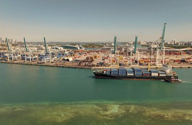 Miami, Florida, ABD - 20 Mart 2025: Kargo gemisi. Miami limanı. Konteynır nakliyesi. Kargo Warnow Balina Limasol gemisi Miami hava sahasında konteynırlı. Kargo gemisinde nakliye konteynırı.