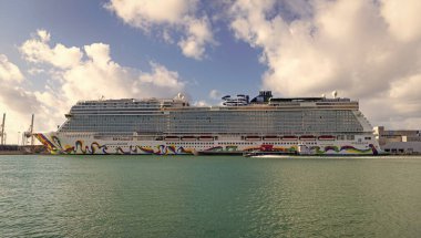 Miami, Florida, ABD - 03 Kasım 2024 Yaz Tatili Seyahati. Norveçli gemi şirketi. Gemi turu ve deniz seyahati. NCLH gemisi. Norveççe Tekrar Yolcu Gemisi Yolculuğu.