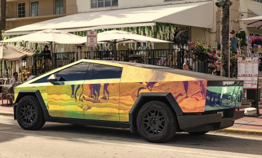 Miami, Florida, ABD - 08 Aralık 2024: Tesla Cybertruck 'ın elektrikli arabası. Tesla Cybertruck 'ın arabası dışarıda park edilmiş. Tesla Cybertruck, yan görüş. 2024 Tesla Cybertruck elektrikli kamyonet, araba akordu.