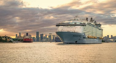 Miami, Florida, ABD - 23 Aralık 2024: Royal Karayipler Uluslararası tekne şirketi. Gemi turu. Yüzen otel. Deniz Yolcuları Seyahat Senfonisi. Gemi gezisi yaz tatili.