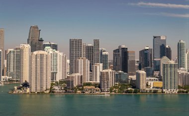 Miami ufuk çizgisi manzarası. Brickell Key, ABD 'de gökdelenli şehir manzarası. Brickell Miami şehir merkezinde. Miami şehir merkezinde, Florida 'da panoramik modern mimari.