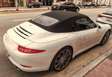 Miami, Florida, ABD - 17 Kasım 2024: 2015 Porsche 911 Carrera S arabası. Porsche Carrera S tipi lüks bir araba. Porsche Carrera 'nın arabası dışarıda park edilmiş. Porsche 911 Carrera, görüş açısı.