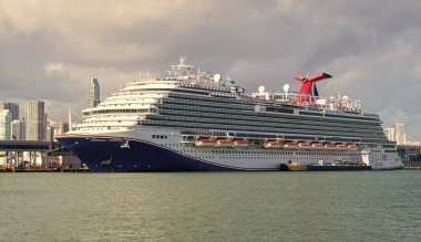 Miami, Florida, ABD - 03 Kasım 2024: Gemi turu ve deniz yolculuğu. Miami sahil limanında gemi. Karnaval Horizon yolcu gemisi yolculuğu. Yaz tatilinde gemi turu. Karnaval Gemi Gemisi.