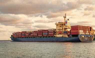 Miami, Florida, ABD - 25 Kasım 2024: Kargo gemisi. Konteyner gemisi. Kargo Annie B Monrovia gemi ithalatçısı limandan ayrılan konteynır, hava manzaralı. Kargo gemisinde nakliye konteynırı.