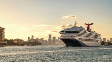 Miami, Florida, ABD - 24 Aralık 2024 Yaz Tatili Seyahati. Karnaval yolcu gemisi. Gemi turu. Gemi Miami limanından ayrılıyor. Seyahat güzergahı. Karnaval Gündoğumu yolcu gemisi yolculuğu.