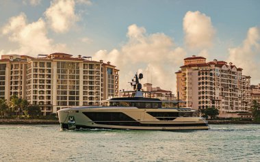 Fisher Adası 'nda lüks bir yat teknesi. Yaz tatili. Fisher Adası konut binası ve lüks yat teknesi. Miami 'deki Fisher Adası' nın gün batımı manzarası. Marinaya yüzen bir tekne..