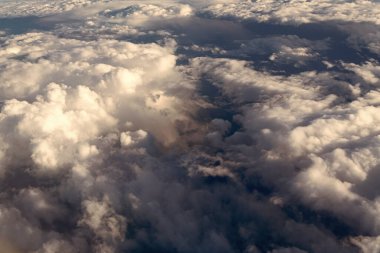 Gökyüzü bulutlu. Bulutlu hava manzarası. Bulut ve bulutlu gökyüzü. Bulutlarla kaplı hava bulutlu manzarası. Hava bulutlu gökyüzü manzarası. Uçaktan bulutlu görüntü. Bulutlu atmosfer.