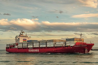 Miami, Florida, ABD - 3 Ocak 2025: Hava kargo gemisi limana giriyor. Konteyner gemisi. Kargo gemisi Seaboard Genesis ve konteynır Miami 'de. Yük konteynırı kargo gemisine yüklendi. Miami Limanı.