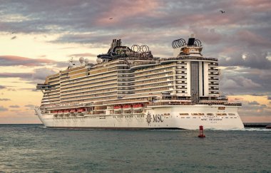 Miami, Florida, ABD - 23 Aralık 2024: MSC yolcu gemisi. Gemi turu ve deniz seyahati. Gün batımında aydınlatılmış gemi. MSC Sahil Yolcu Gemisi Yolculuğu. Yaz tatilinde gezmek.