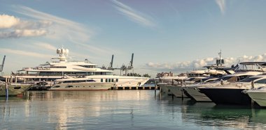 Denizdeki sürat teknesi. Yaz tatili. Lüks marina. Sefer teknesi denizde yüzüyor. Tekne turizmi. Deniz marinası. Özel yat limanı. Lüks bir yat limanında. Lüks yaşam tarzı.