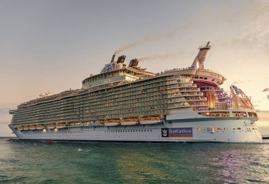 Miami, Florida, ABD - 24 Aralık 2024: Allure of the Seas yolcu gemisi seferi. Yaz tatili gezisi. Royal Karayipler Uluslararası yolcu gemisi. Gemi turu. Deniz yolculuğu. Gemi Miami limanından ayrılıyor..