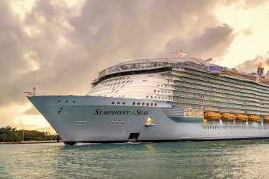 Miami, Florida, ABD - 16 Aralık 2024 yaz tatili. Royal Karayipler Uluslararası yolcu gemisi. Gemi turu. Lüks gemi gezisi. Deniz Yolcuları Seyahat Senfonisi. Okyanus yolculuğu.