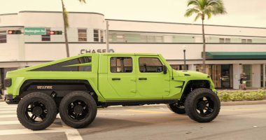 Miami, Florida, ABD - 20 Kasım 2024: Jeep Gladyatör Apocalypse Cehennem Ateşi 6x6 kamyonet. Yeşil kamyonet Jeep Gladyatörü. Araba Jeep Gladyatörü açık havada. Jeep Gladyatör Kıyameti Cehennem Ateşi 6x6.