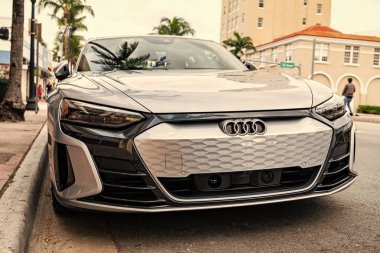 Miami, Florida, ABD - 17 Kasım 2024: Audi e-Tron GT 2022 elektrikli araba. Audi e-Tron GT tipi lüks elektrikli araba. Audi e-Tron 'un arabası dışarıda park edilmiş. Audi e-Tron elektrikli araba, alçak görüş.