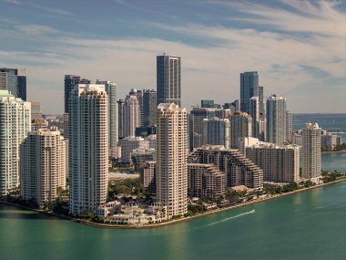 Miami şehir merkezinde, Florida 'da panoramik modern mimari. Miami ufuk çizgisi panoramik manzara. Brickell Key, ABD 'de gökdelenli şehir manzarası. Şehir merkezi Brickell Miami.