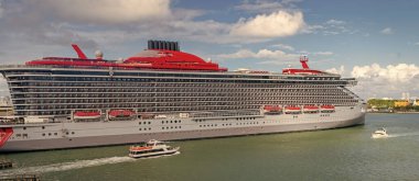 Gemi Miami sahil limanından ayrılıyor. Miami turu. Gemi seyahati. Yaz tatilindeki deniz yolculuğunun havadan görünüşü. Gemi turu ve deniz seyahati. Lüks yolcu gemisi yolculuğunun havadan görünüşü. Lüks gemi seyahati.