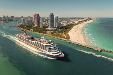 Miami, Florida, ABD - 21 Mart 2025: Karnaval yolcu gemisi. Gemi turu. Seyahat acentesi. Gemi Miami sahil limanından ayrılıyor. Karnaval Fetih yolcu gemisi yolculuğu. Yaz tatilinde gezmek.