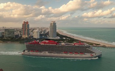 Miami, Florida, ABD - 28 Mart 2025 Valiant Lady Cruise Gemisi Yolculuğu. Yaz tatili için gemi turu. Bakire Yolculukları ve Bain Capital. Gemi turu. Seyahat acentası turu. Okyanus yolculuğu.