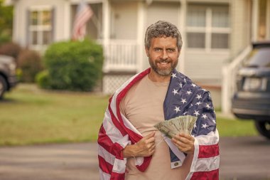 Vergi sistemi. Vatansever adam. Amerikan bayrağı ve dolar parası olan adam. Enflasyon konsepti. Amerikan vergi politikası. İspanyol adam ve Amerikan bayrağı. Amerika 'da vergi ödemek. Katma değer vergisi. Boşluğu kopyala.