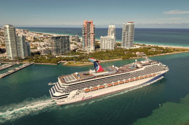 Miami, Florida, ABD - 21 Mart 2025: Karnaval Fetih yolcu gemisi yolculuğu. Yaz tatilinde gemi turu. Karnaval yolcu gemisi. Gemi turu ve deniz seyahati. Gemi Miami sahil limanından ayrılıyor..