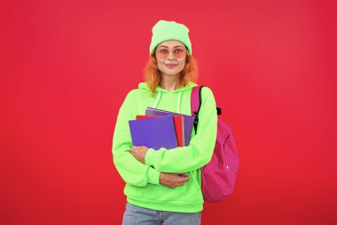 Okul eğitimi. Öğrenci hayatı. Üniversitedeki kız öğrenci. Okula dönelim. Bilgi toplama günü. Üniversitede eğitim. Pembe üzerine izole edilmiş genç bir kız. 1 Eylül. Bilgi ve eğitim. Eğitim sistemi.