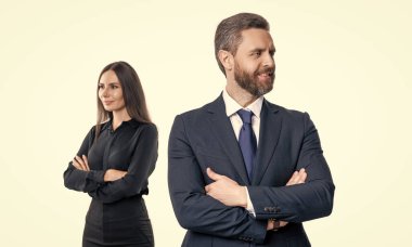 İş arkadaşları beyazları izole ediyor. Resmi takım elbiseli iki iş adamı. Hırslı iş adamları destek veriyor. Profesyonel iş lideri ve menajeri. Başarılı iş adamları. saf güven.