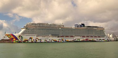 Miami, Florida, ABD - 03 Kasım 2024: Norveç yolcu gemisi yolculuğu. Yaz tatilinde gemi turu. Norveç yolcu gemisi. Gemi turu ve deniz seyahati. Gemi Miami limanından ayrılıyor..