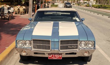 Miami, Florida, ABD - 06 Aralık 2024: Oldsmobile Cutlass Supreme 442 retro car. Oldsmobile Cutlass Supreme 'in eski arabası. Araba Oldsmobile Cutlass dışarı park etmiş. Oldsmobile Cutlass, ön manzara.
