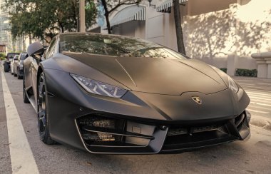 Miami, Florida, ABD - 1 Aralık 2024 Lamborghini Huracan EVO üstü açık spor araba. Lamborghini Huracan EVO 'nun spor arabası. Lamborghini Huracan EVO 'nun arabası, ön açı manzaralı..