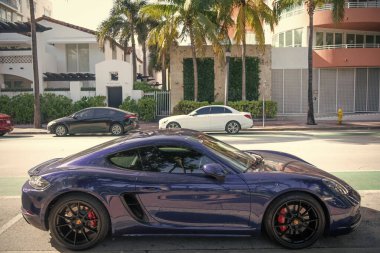 Miami, Florida, ABD - 17 Aralık 2024: Porsche 718 Cayman G2 spor arabası fastback coupe. Porsche Cayman GTS 'nin lüks spor arabası. Mavi Porsche Cayman açık havada. Porsche Cayman, yan görünüm.