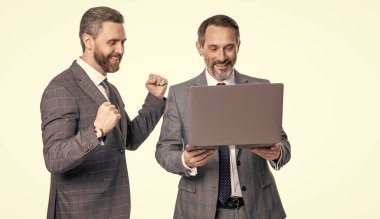 İş başarısı. Programcı çevrimiçi bilgisayar kullanıyor. Çevik iş. Profesyonel iş adamlarının çevrimiçi iletişimi vardır. Çevrimiçi çalışan olgun iş adamları. Online pazarlama.