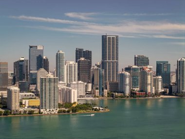 Miami gökdelen şehri. Miami şehrinin ufuk çizgisi Brickell anahtarı. Miami şehir merkezinde. Gökdelen binası. Şehir merkezindeki şehir manzarası. Seyahat güzergahı. Şehir mimarisi. Miami lüks silueti.