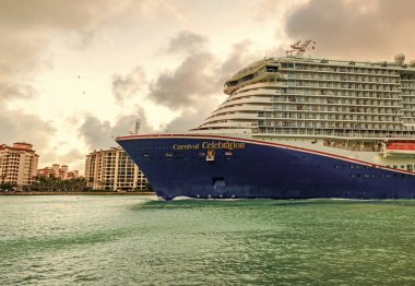 Miami, Florida, ABD - 16 Aralık 2024: Karnaval yolcu gemisi yolculuğu. Yaz tatilinde gemi turu. Karnaval yolcu gemisi. Gemi turu ve deniz seyahati. Gemi Miami sahil limanından ayrılıyor..