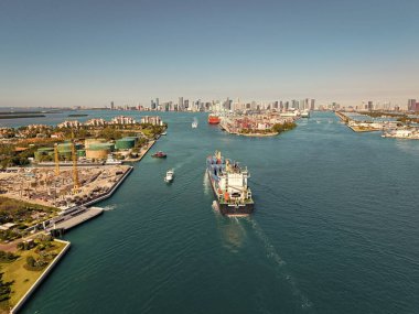 Miami, Florida, ABD - 20 Mart 2025 Miami Limanı. Konteyner gemisi. Kargo Warnow Balina Limasol gemisi Miami hava sahasında konteynırlı. Kargo gemisinde nakliye konteynırı. Kargo gemisi. hava görünümü.