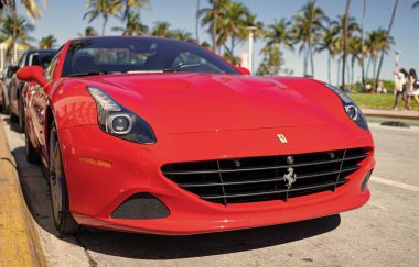 Miami, Florida, ABD - 23 Kasım 2024: 2017 Ferrari California T üstü açık spor araba. Ferrari California T tipi spor araba. Ferrari California 'nın açık hava aracı. Ferrari California, köşe manzaralı.