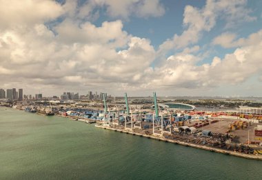 Miami, Florida - 12 Şubat 2025: kargo konteynırlı hava Miami limanı. Deniz nakliye lojistiği. Miami Limanı. Miami 'deki kargo konteynırı, hava manzaralı. Nakliye konteynırı, denizcilik.