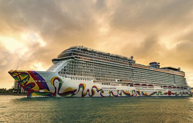 Miami, Florida, ABD - 16 Aralık 2024: Norveç yolcu gemisi yolculuğu. Yaz tatilinde gemi turu. Norveç yolcu gemisi. Gemi turu ve deniz seyahati. Gemi Miami limanından ayrılıyor..