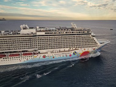 Miami, Florida, ABD - 11 Ocak 2025 Yaz Tatili Gezisi. Norveç yolcu gemisi. Gemi turu ve deniz seyahati. Gemi Miami limanından ayrılıyor. Norveç Kaçak Yolcu Gemisi Yolculuğu.