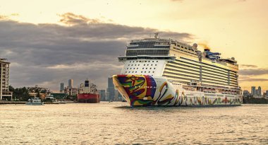 Miami, Florida, ABD - 23 Aralık 2024 Yaz Tatili Gezisi. Norveç yolcu gemisi. Gemi turu ve deniz seyahati. Gemi seyahate koyuluyor. Norveççe Tekrar Yolcu Gemisi Yolculuğu.