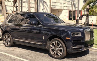 Miami, Florida, ABD - 21 Kasım 2024: siyah Rolls Royce Ghost 2013 arabası. Rolls Royce Hayalet modelinin lüks arabası. Beyaz Rolls Royce arabası dışarıda park halinde. Rolls Royce, köşe manzaralı..