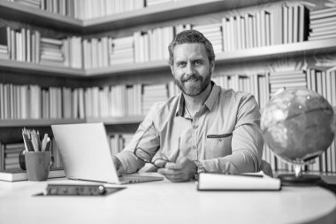 uzak özel eğitim. Bilgi ve eğitim. Öğretmen dizüstü bilgisayarda çalışıyor. Bilgi işlem sistemleri. Öğretmen sanal sınıflarla uzaktan eğitim alıyor. uzaktan eğitim. öğretmen çevrimiçi uzaktan öğretiyor.