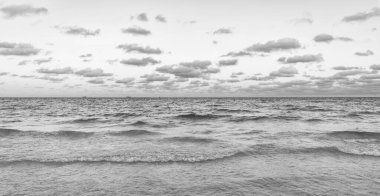 Deniz ufku manzarası. Yaz tatilinde bulutlu gökyüzü ve deniz manzarası. Deniz ufkuyla gökyüzü. Deniz doğarken sakin ufuk manzarası. Deniz manzarasında romantik yaz tatili gündoğumu.