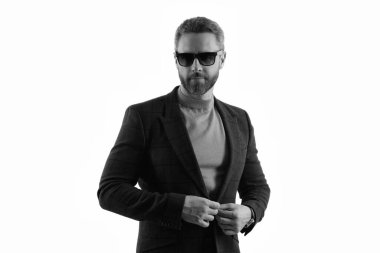 Ceket ve güneş gözlüğü takan kendinden emin bir iş adamı. Erkek modası. Beyaz tenli şık bir adam. Yakışıklı İspanyol adam modayı takip ediyor. Erkekler için moda. Giysi yeteneği..