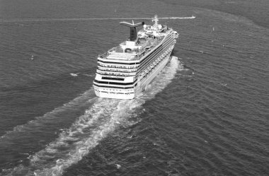 Miami, Florida, ABD - 31 Mart 2025: Karnaval Fetih yolcu gemisi yolculuğu. Yaz tatilinde gemi turu. Karnaval yolcu gemisi. Gemi turu ve deniz seyahati. Gemi Miami sahil limanından ayrılıyor..