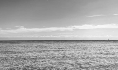 Idyllic yaz tatili. Karayip Denizi. Dalgalı yüzey. Okyanus sahili. Deniz manzaralı ufuk. Deniz suyu yüzeyi. Okyanusun dalgalı suyu. Aquamarine okyanus doğası. Berrak turkuaz deniz suyu mevsimi.