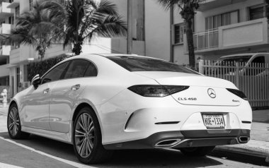 Miami, Florida, ABD - 11 Aralık 2024: beyaz Mercedes Benz C257 lüks sedan. Mercedes Benz C257 tipi lüks bir sedan araba. Mercedes Benz 'in arabası dışarıda park edilmiş. Mercedes Benz C257, köşe manzaralı..