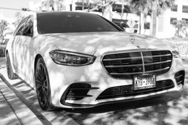 Miami, Florida, ABD - 23 Kasım 2024 Mercedes Benz S 2023 arabası. Mercedes Benz S tipinde lüks bir araba. Mercedes Benz 'in arabası dışarıda park edilmiş. Beyaz Mercedes Benz S, köşe manzaralı..