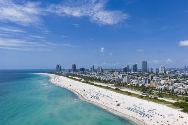 Miamis kumsalının insansız hava görüntüsü. Miami kıyı şeridi. Miami Sahili 'nin ve okyanus dalgalarının geniş bir drone görüntüsü. Yukarıdan Miami Sahili. Okyanusa bakan Miami İHA ile tatil beldeleri